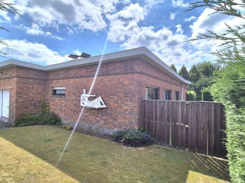 Ruime GELIJKVLOERSE villa in een mooie rustige omgeving te Rekkem, omvattende o.a.: Ruime inkomhal Gastentoilet met lavabo Apart bureel Ruime lichtrij